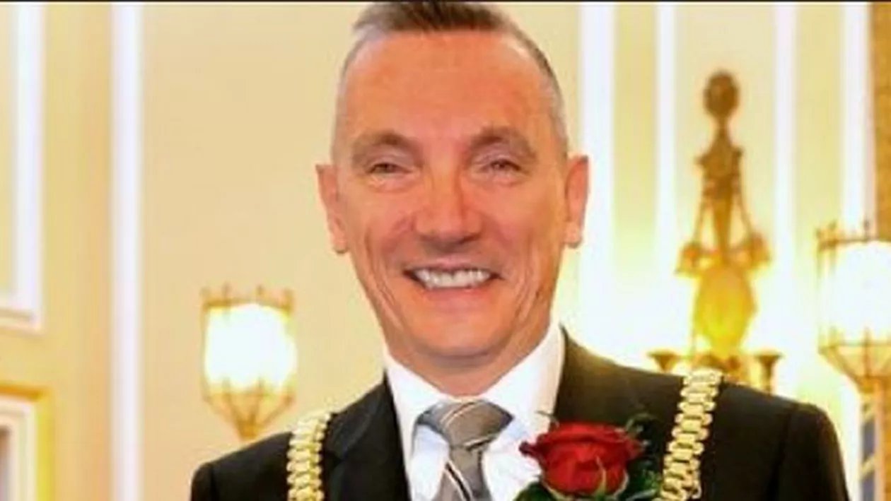 Primarul din Liverpool, vizită inedită in România: Edilul din Marea Britanie a venit pe plaiurile mioritice la stomatolog