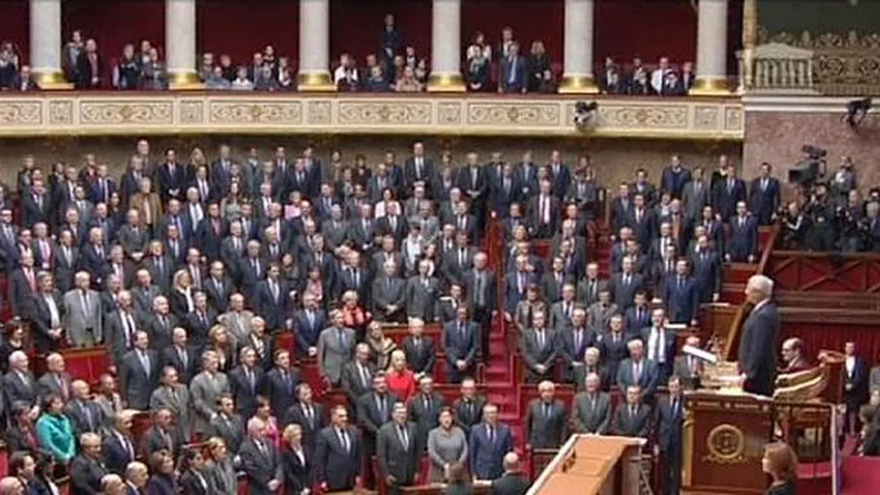 Moment emoționant: Imnul național al Franței, cântat de parlamentari în memoria victimelor atacurilor de la Paris (VIDEO)