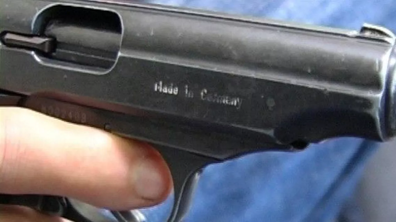 Bacău: Un tânăr a fost arestat preventiv, după ce a tras cu un pistol, deţinut ilegal, într-un bar
