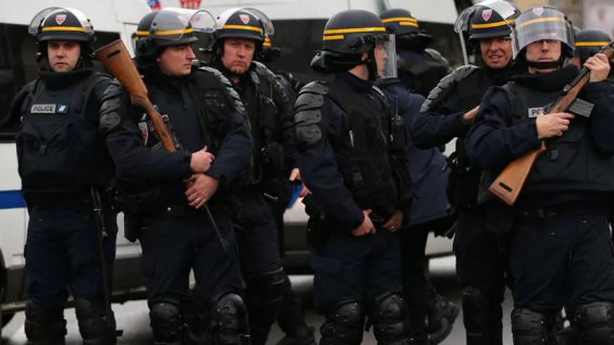 Paris: Două persoane au fost luate ostatice într-un oficiu poștal. Atacatorul a fost arestat