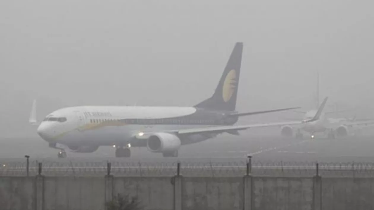 Câteva curse aeriene, în special interne, au fost redirecţionate sau anulate, din cauza ceţii