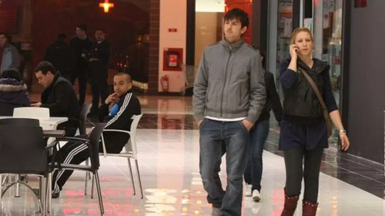 Bătaie între mai multe femei, într-un mall din Brăila: Un martor a filmat momentul (VIDEO)