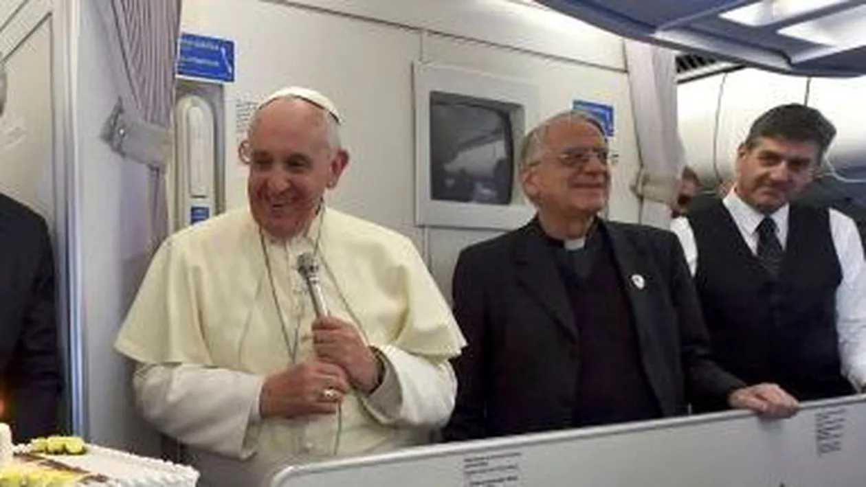 Papa Francisc: Cuplurile catolice nu trebuie să procreeze "ca iepurii" (VIDEO)