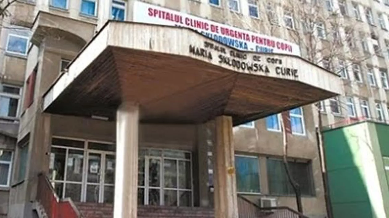 Intervenție chirurgicală în premieră la Spitalul Marie Curie: Trei chirurgi au operat o fetiță de două luni care avea o tumoră de un kilogram