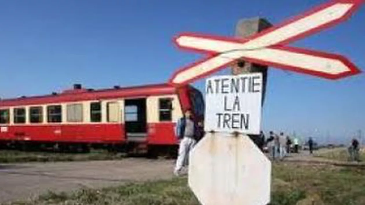 Timiș: Trei persoane au fost rănite după ce mașina în care se aflau a fost lovită de tren