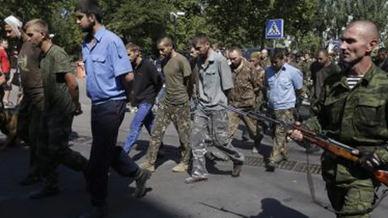 Soldații ucraineni, obligați de separatișrii proruși să defileze în fața unei mulțimi furioase la Donețk