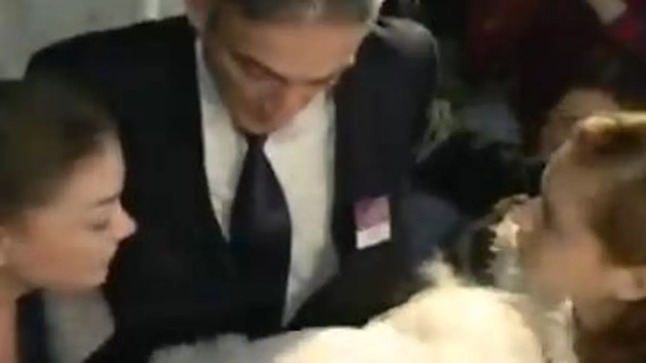 Acțiune de marketing sau bătaie pe bune? Două tinere s-au încăierat pentru o rochie la un târg de nunți din Bucureşti (VIDEO)