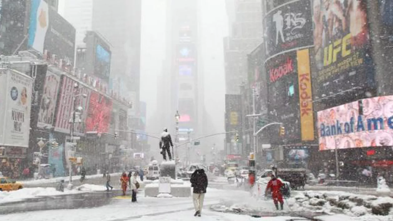 Furtună de zăpadă în New York: Transportul în comun a fost oprit. Autoritățile cer populaţiei să iasă din casă cât mai puţin posibil (VIDEO)