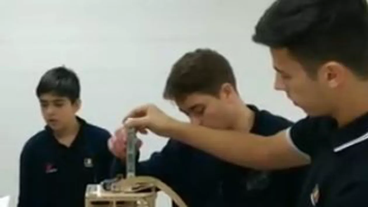 Trei liceeni români, câștigătorii premiului special al celui mai mare turneu de robotică din Coreea de Sud (VIDEO)