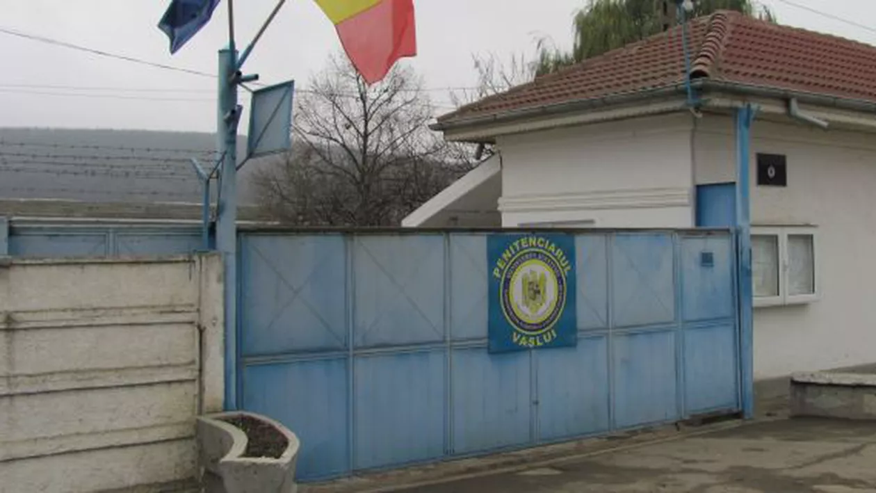 Scandal sexual la penitenciarul Vaslui: Un comisar șef, fotografiat complet dezbrăcat în sala de forță a închisorii (VIDEO)