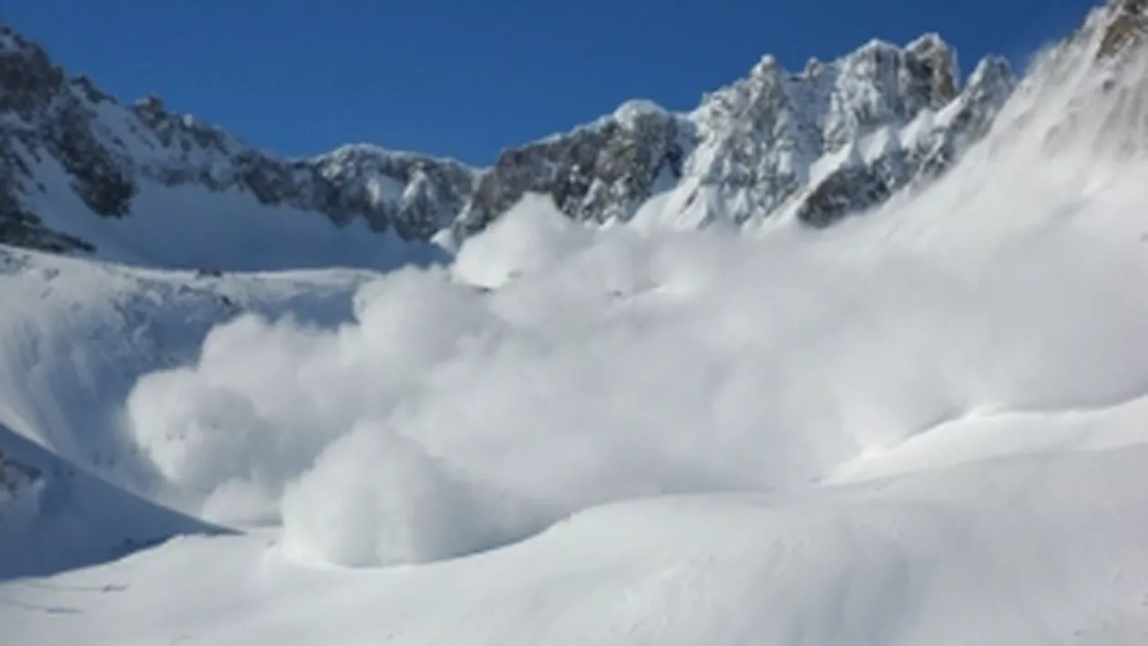 Doi turiști au fost surprinși de o avalanșă la Bâlea Lac: Oamenii au fost găsiți de salvamontiști și au fost transportați la spital