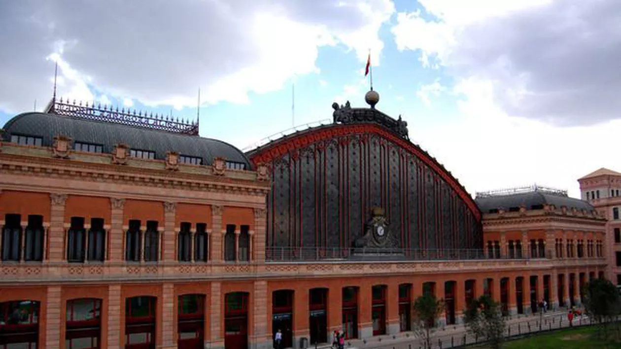 Alertă falsă cu bombă la Madrid: Gara Atocha, evacuată după ce un bărbat a aruncat un pachet pe șine (VIDEO)