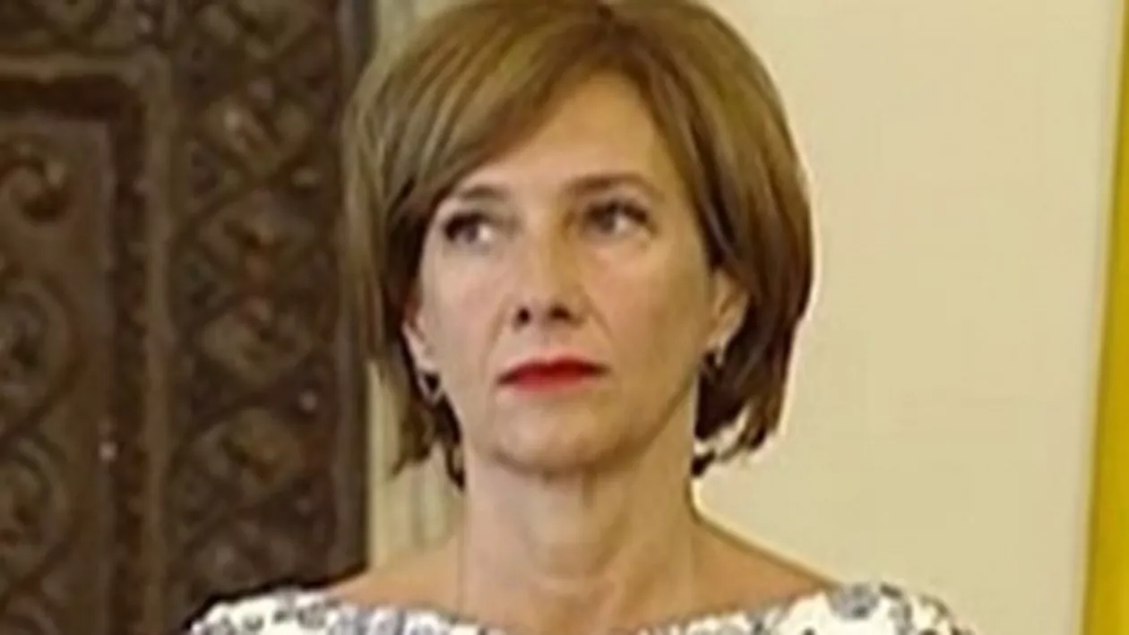 Prima doamnă a postat pe Facebook fotografii cu preşedintele Iohannis, lângă bradul de Crăciun: ”Nu există bucurie adevărată decât în emoţiile inimii” (VIDEO)