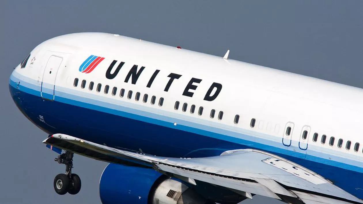 Compania United Airlines și-a cerut scuze public pentru mama unei fetițe umilite în timpul unui zbor (VIDEO)