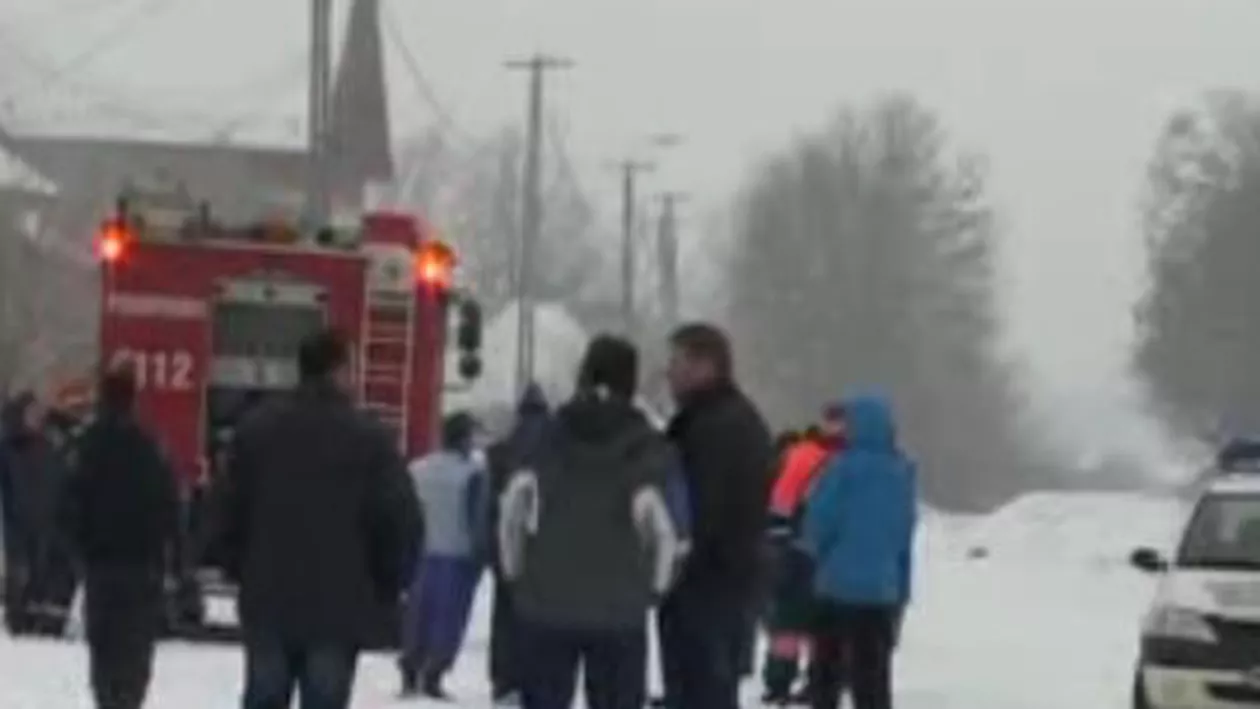 Panică în Maramureș: Un bătrân orb, care și-a dat foc la casă din greșeală, salvat în ultima clipă de vecini