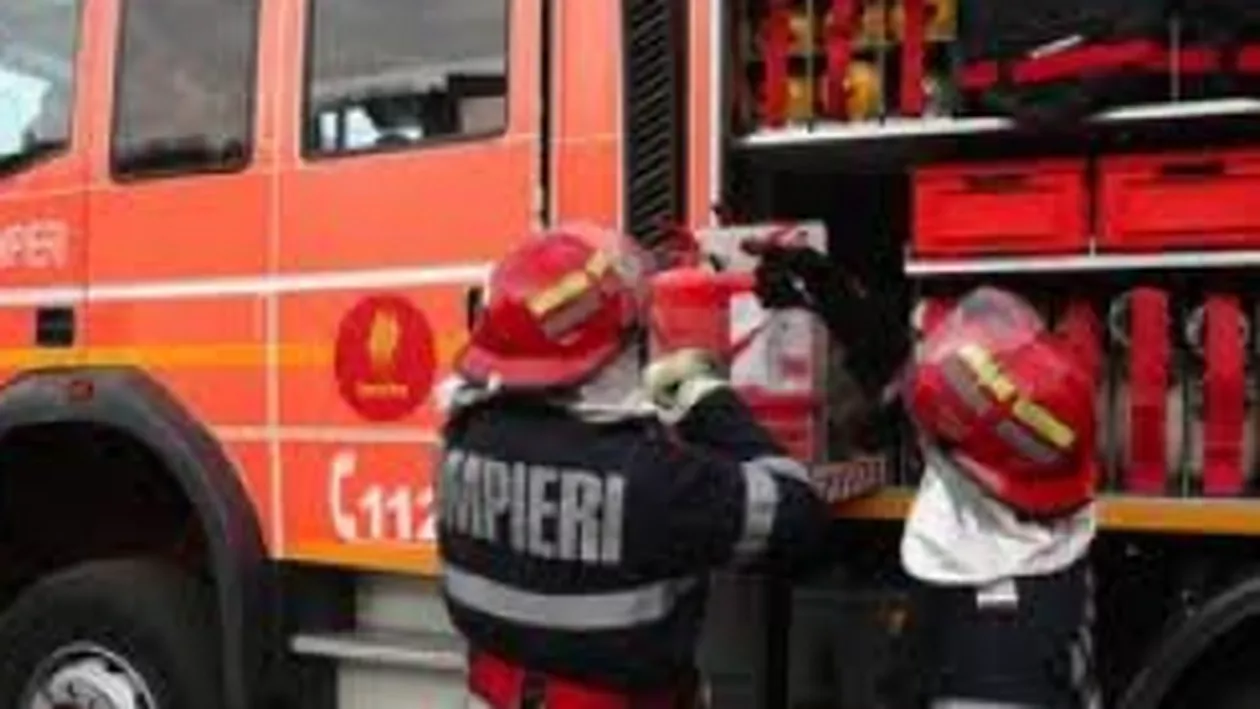 Brăila: O mașină a luat foc în plină stradă. Autoturismul a fost distrus în totalitate de flăcări (VIDEO)