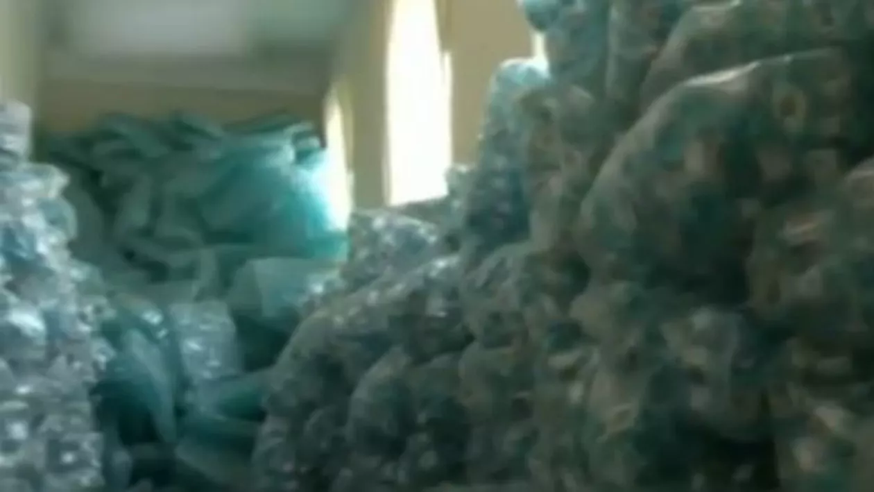 La Palatul Arhiepiscopal din Constanța au început pregătirile de Bobotează: 130.000 de sticle cu Aghiazmă Mare vor ajunge la credincioși (VIDEO)