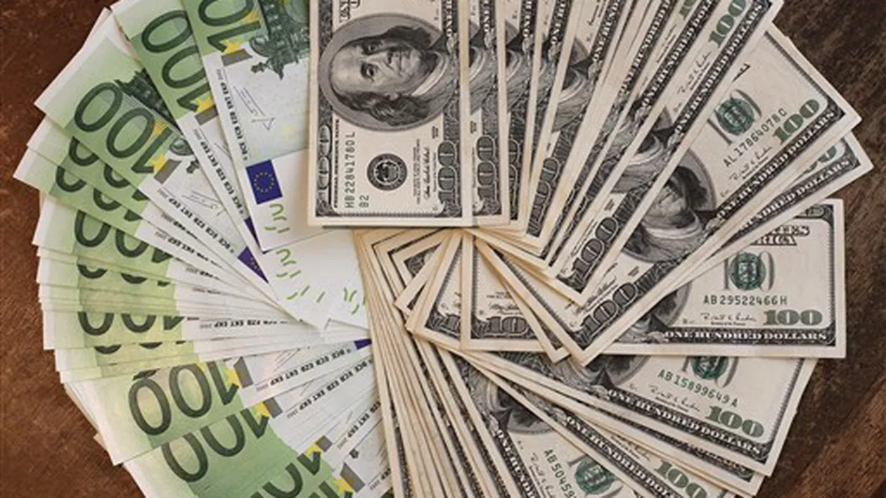 Euro a coborât la cel mai scăzut nivel din ultimii nouă ani faţă de dolar