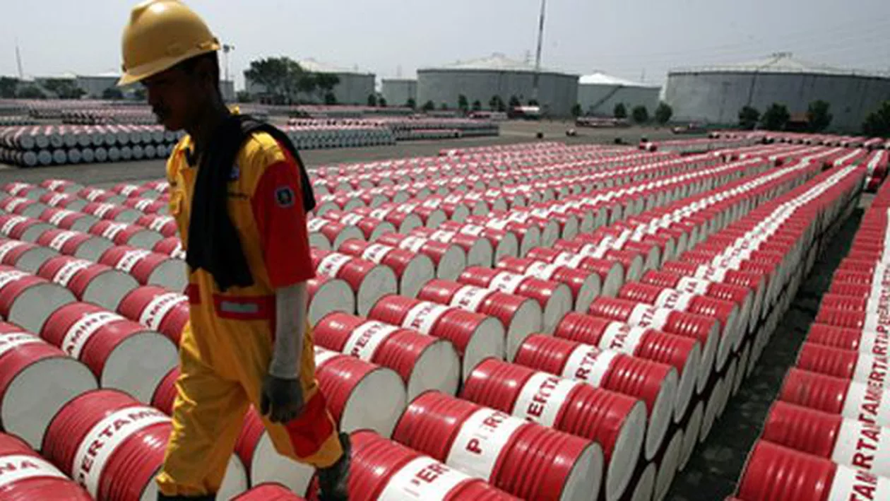 Preţul petrolului Brent a coborât sub 55 de dolari pe baril, pentru prima oară din 2009