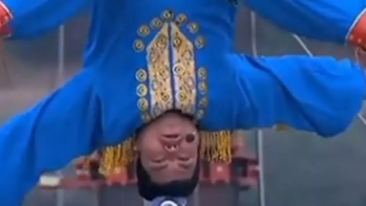Un chinez a petrecut 72 de ore pe un cablu suspendat, stând în cap și dormind într-un sac (VIDEO)