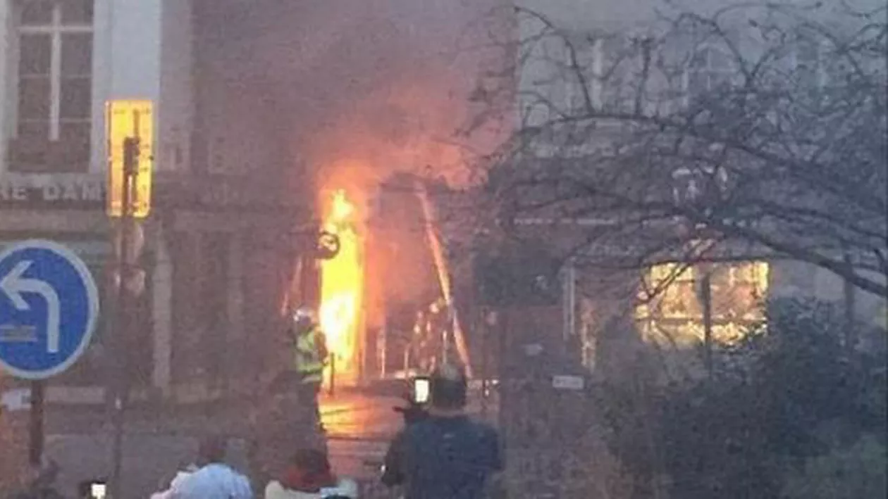 Franța: Un incendiu a izbucnit la o clădire aflată aproape de catedrala Notre Dame. Opt persoane au fost rănite