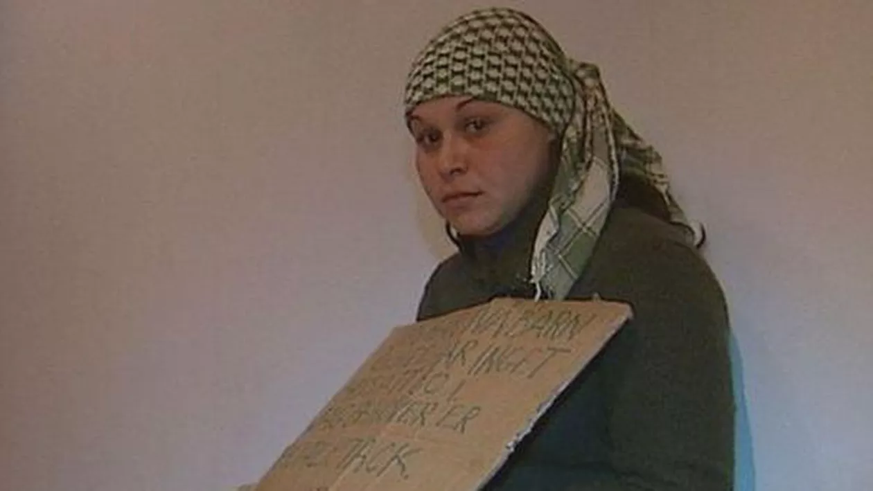 Doi cerşetori romi din România, folosiți ca exponate într-o galerie de artă din Suedia