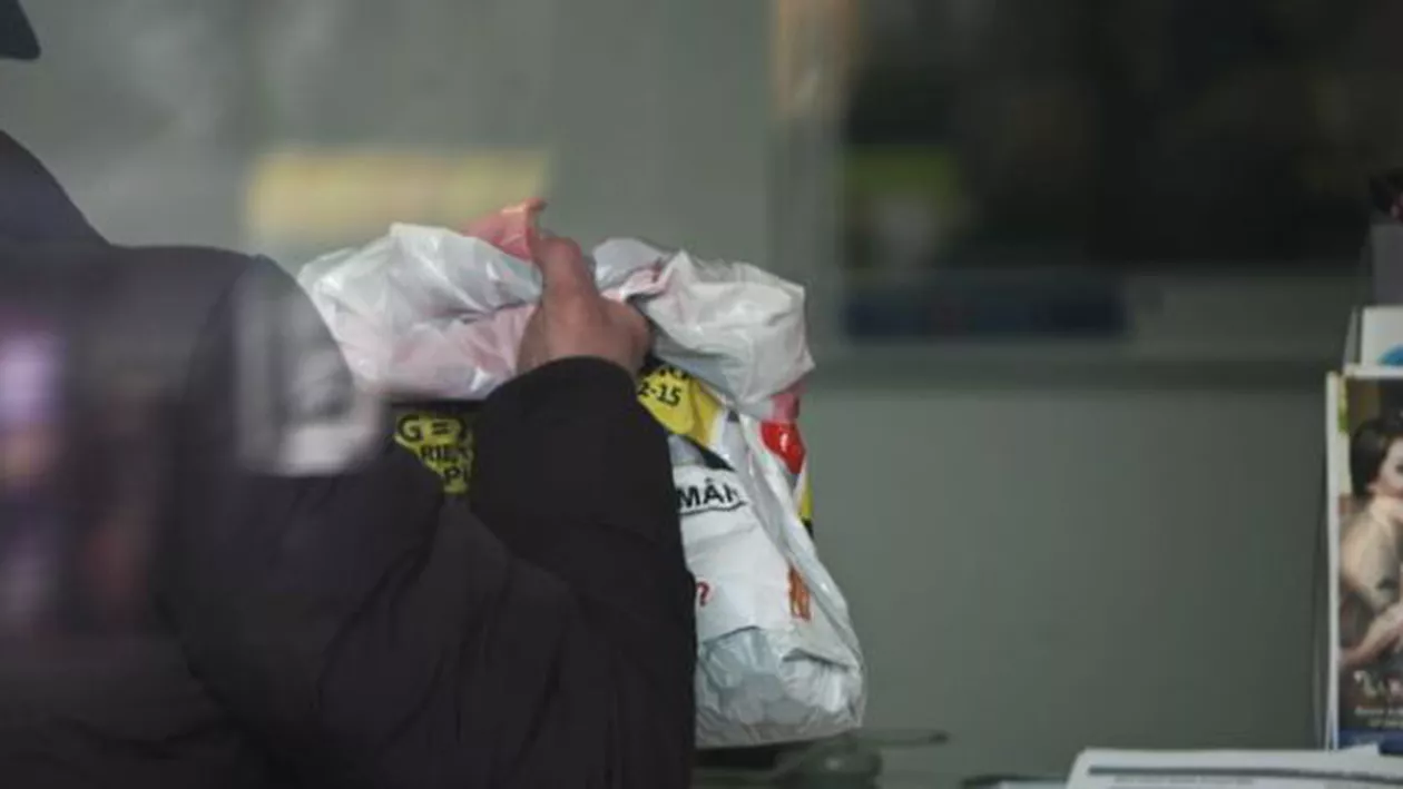 Protest inedit al unui român cu credite în franci elvețieni: A plătit o parte din rată în monede de 10 și 50 de bani