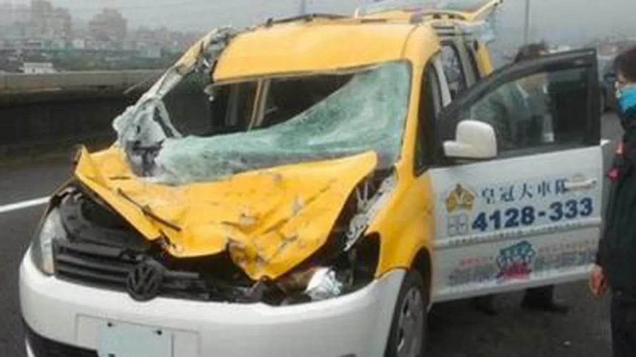 Mașină lovită de avionul prăbușit în Taiwan: Șoferul a supraviețuit (VIDEO)