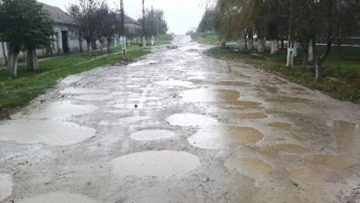 Caraș-Severin: Primarul unei localități, încolțit de localnicii revoltați că drumurile sunt pline de gropi (VIDEO)