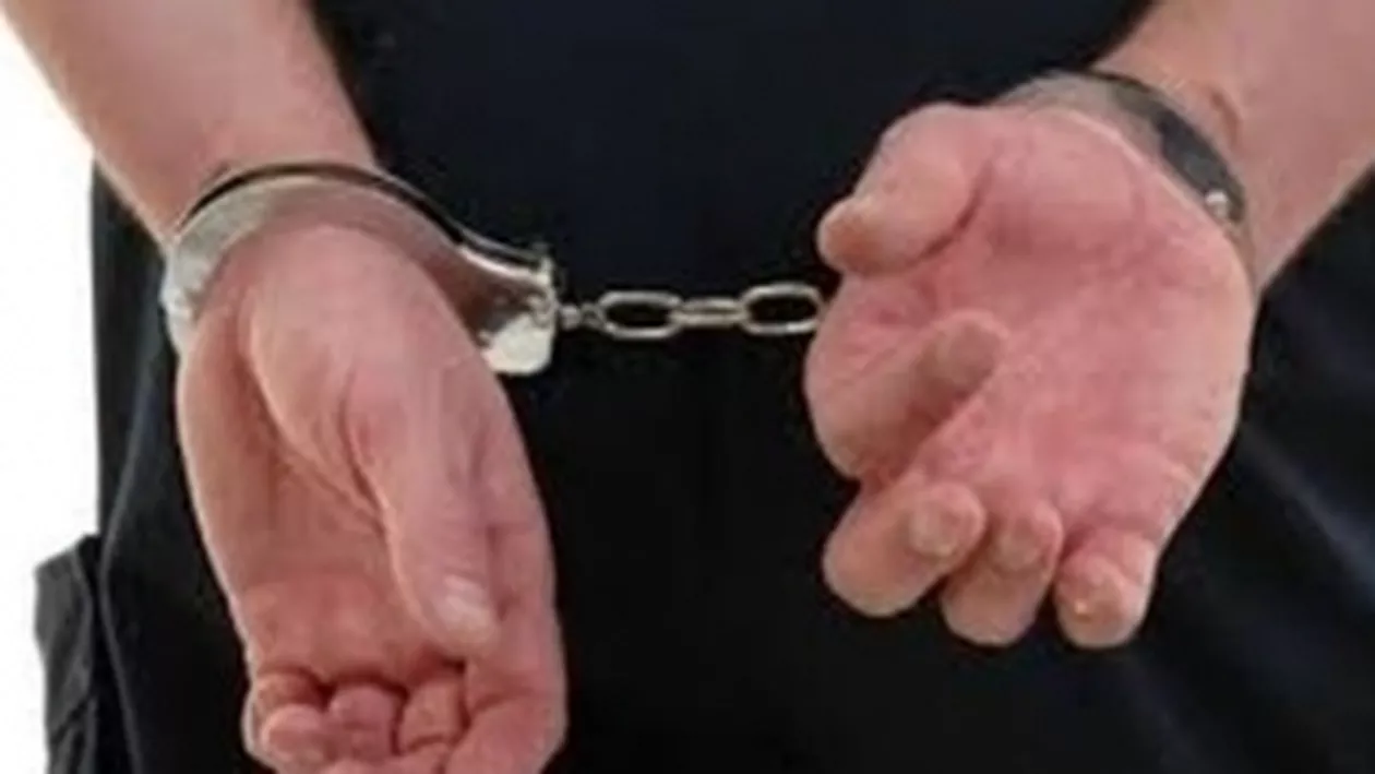 Cinci persoane au fost reținute de procurorii DIICOT pentru trafic de persoane și proxenetism