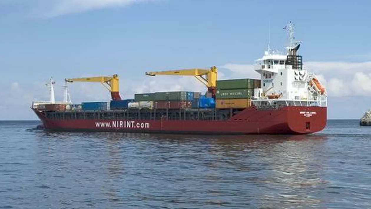 O navă-cargo cu 22 de marinari la bord, inclusiv un român, a eşuat în Marea Egee