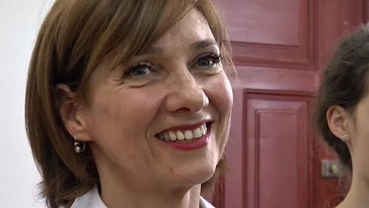 Tapalagă, despre vestimentația lui Carmen Iohannis: Dacă ne aflăm la apariția primei doamne în peisajul puterii după 25 de ani de stat în umbra președintelui? (Foto)