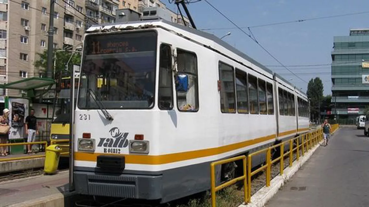 Un bărbat a fost călcat de tramvai în cartierul Rahova din București: Victima a fost transportată de urgență la spital