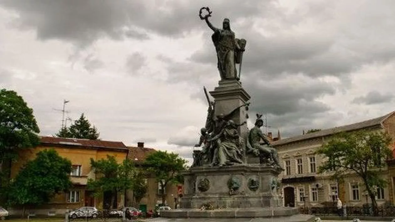 Statuia Libertăţii din Parcul Reconcilierii Româno-Ungare din Arad a fost vandalizată: Monumentul maghiar a fost vopsit în culorile drapelului românesc