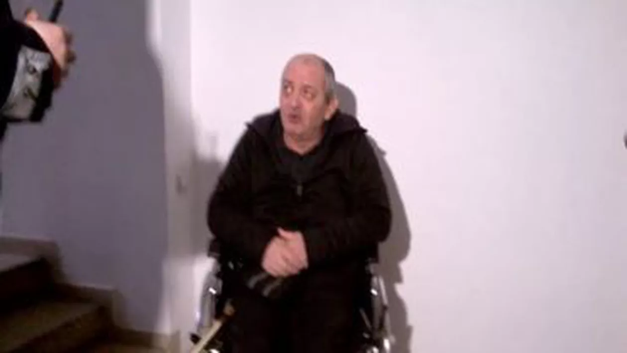 Un revoluționar în scaun cu rotile susține că a fost împins pe scările de la sediul PNL (VIDEO)