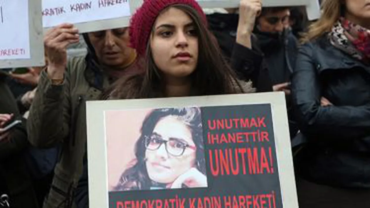 Proteste în Turcia, după ce o studentă de 20 ani a fost violată, ucisă și arsă
