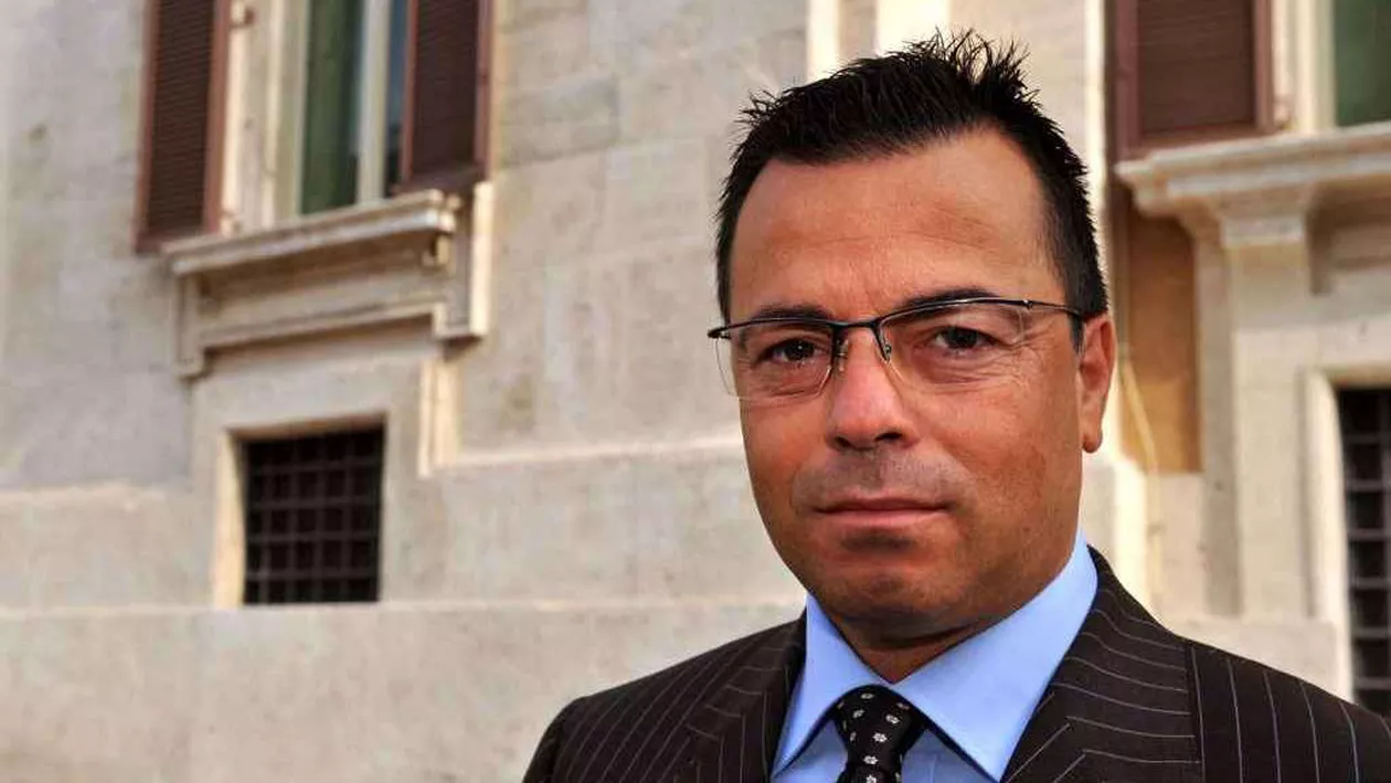 Eurodeputat italian: Nu îmi pasă de sinuciderea "superinfractorului" român. Aş fi mulţumit doar dacă toţi românii din Italia ar reveni acasă