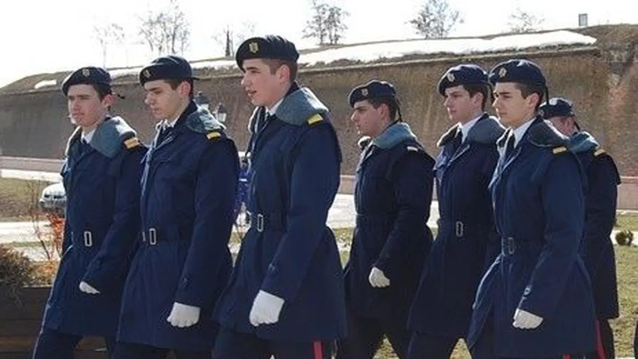 Armata română recrutează tineri pentru carieră militară. Locurile disponibile în licee, postliceale şi academii militare