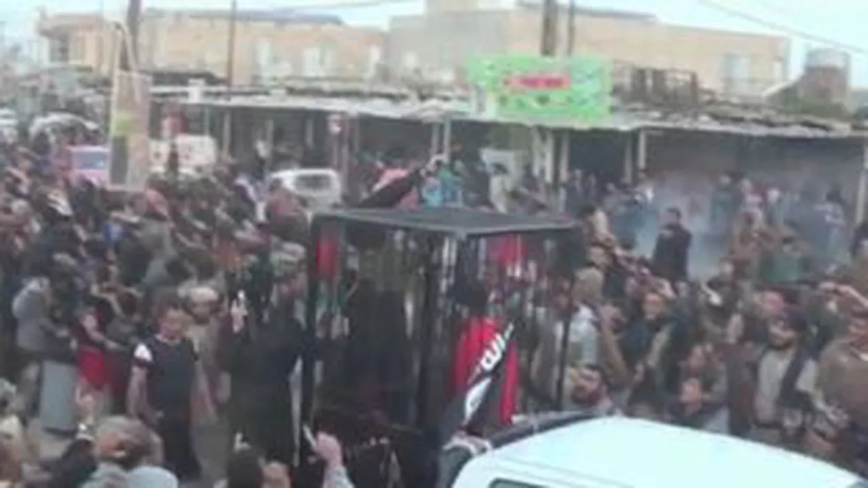 Jihadiştii grupării Stat Islamic au pus mâna pe arme fabricate în Statele Unite: O nouă înregistrare cu prizonieri, purtați în cuști pe străzi (VIDEO)