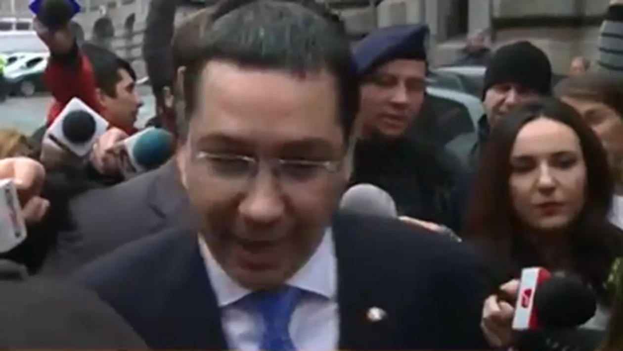 Victor Ponta, luat la întrebări de revoluționarii strânși în fața Cercului Militar: Depuneți plângere la DNA (VIDEO)