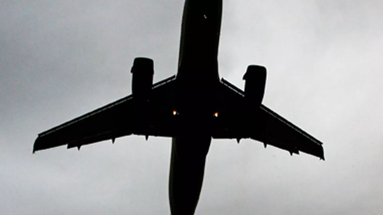 Un pasager român a murit în toaleta unui avion pe ruta Bogota-San Jose