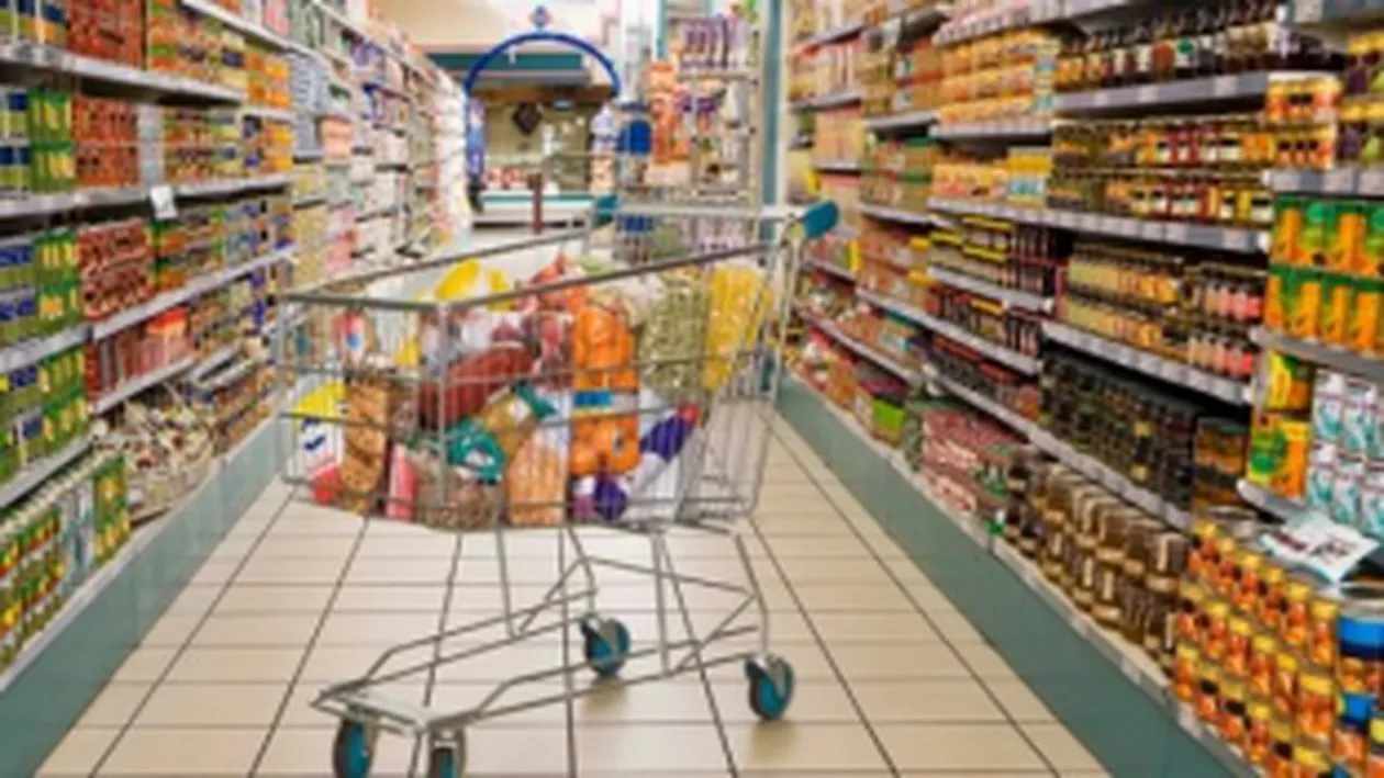 ANPC a retras de la comercializare aproximativ o tonă de alimente expirate: Comercianţii au fost amendaţi cu 1,2 milioane de lei