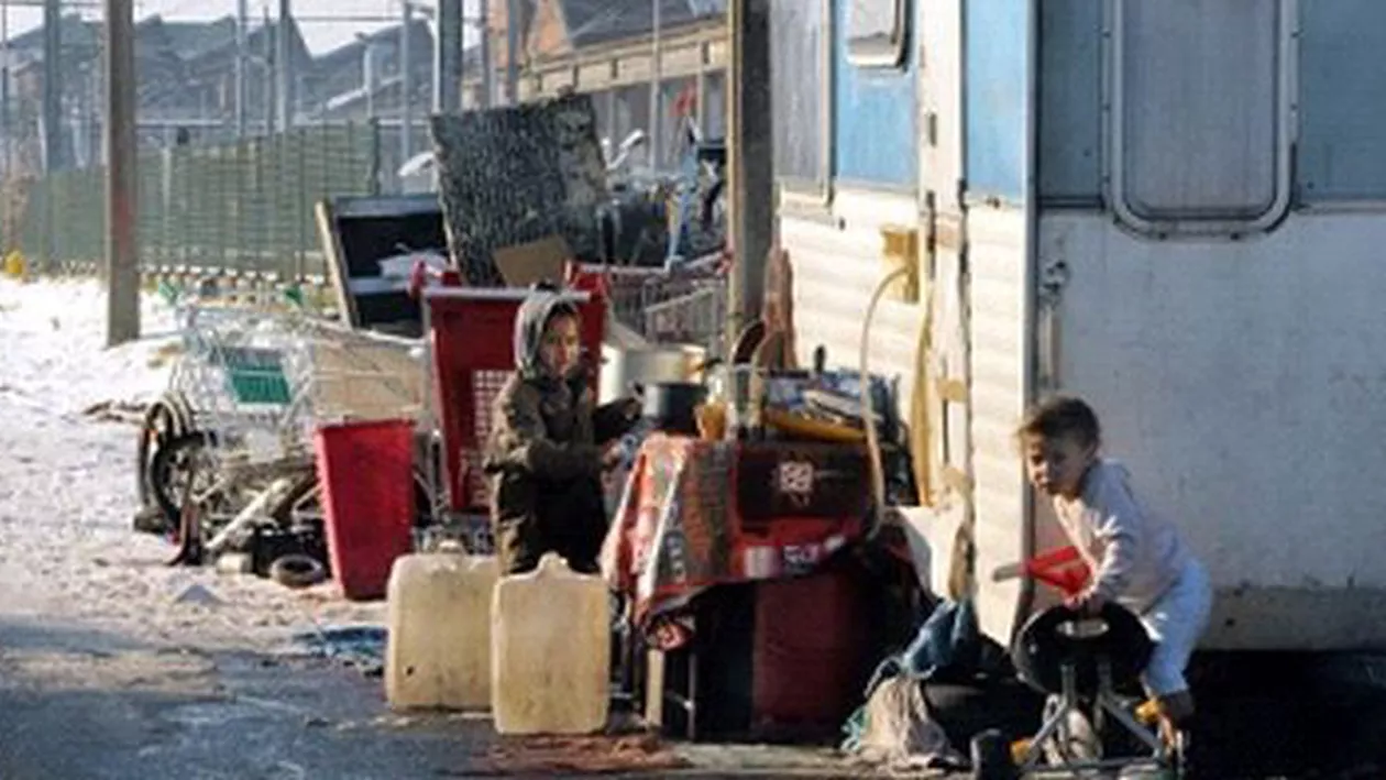Italia: Autoritățile au demolat o tabără ilegală de nomazi din Torino. Aproximativ 60 de români de etnie româ au fost evacuați