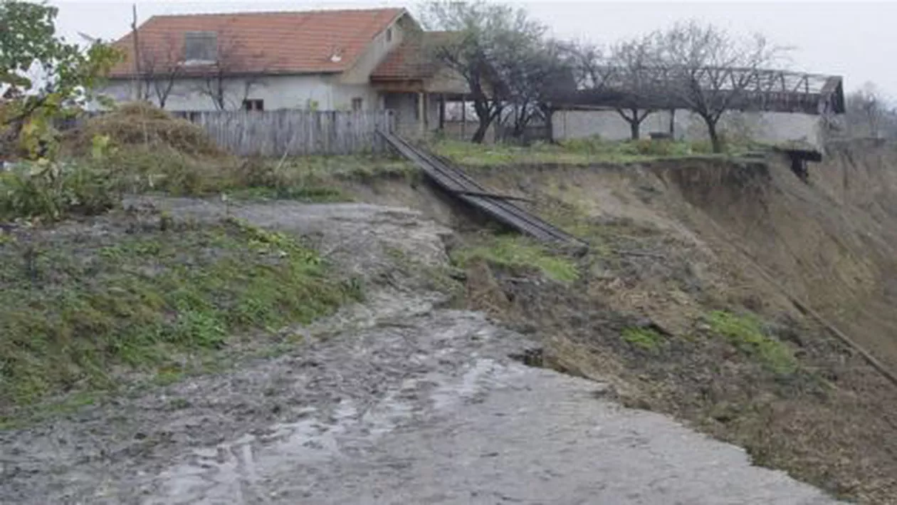 Opt case distruse în Buzău de alunecări de teren. 20 de persoane au fost evacuate