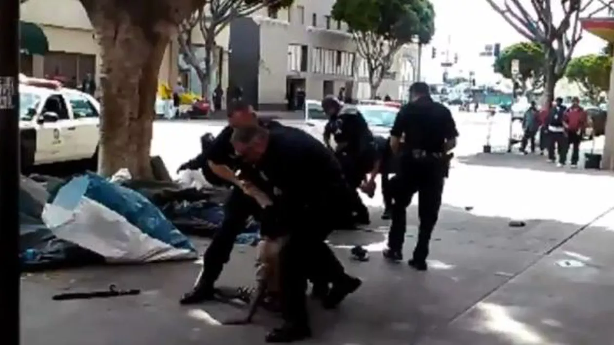 Val de nemulțumiri pe rețelele de socializare, după ce poliția din Los Angeles a împușcat un om al străzii (VIDEO)