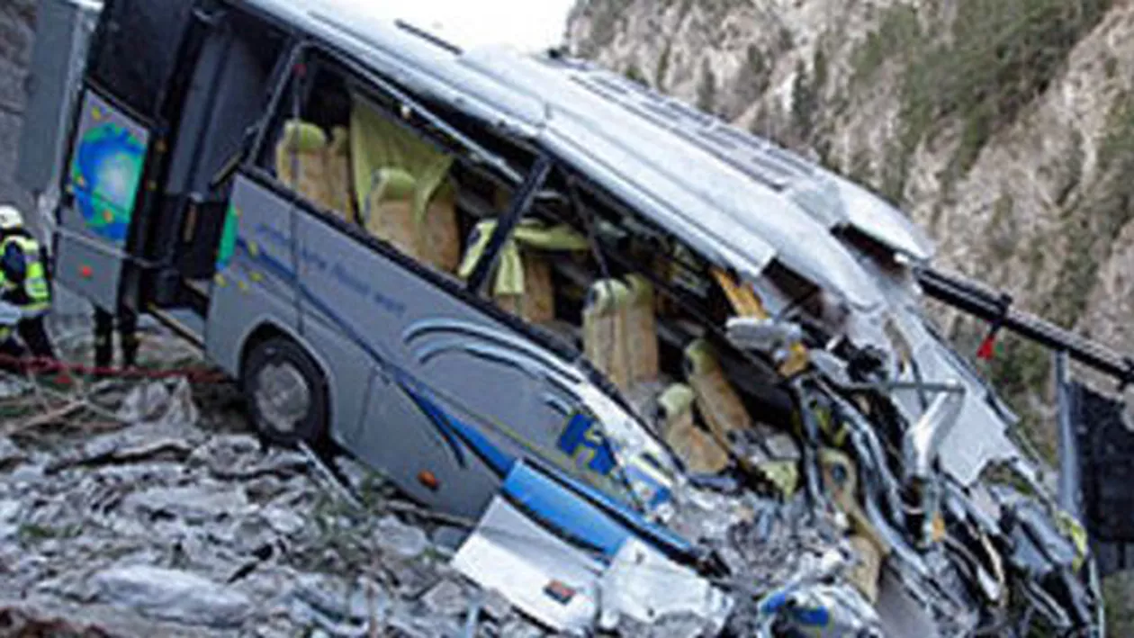 China: Cel puţin 20 de persoane au murit, după ce un autobuz s-a prăbuşit într-o prăpastie