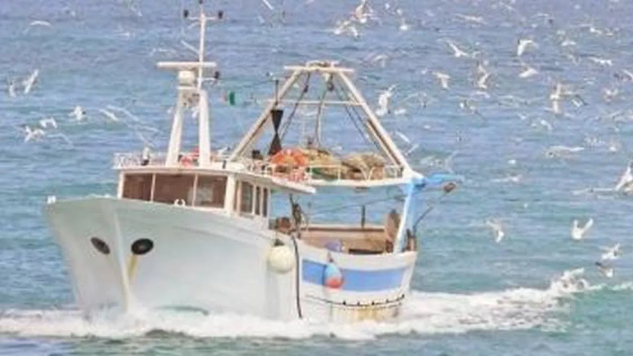 Operațiune de căutare pe Marea Neagră: Trei nave și un elicopter încearcă să găsească un pescador cu care s-a pierdut contactul radio