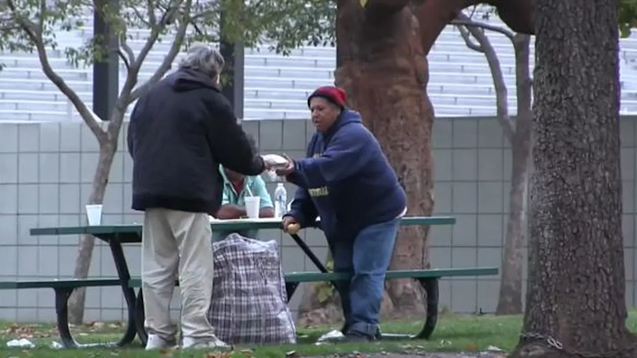 Experiment social: I-a dat 100 de dolari unui om al străzii crezând că își va cumpăra alcool, însă ceea ce a făcut omul străzii cu banii l-a lăsat fără cuvinte (VIDEO)