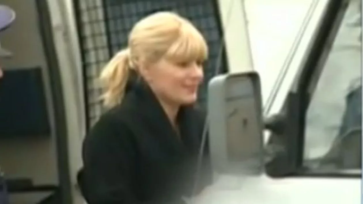 Elena Udrea, vizitată de mama ei și de Ruxandra Dragomir în arest (VIDEO)