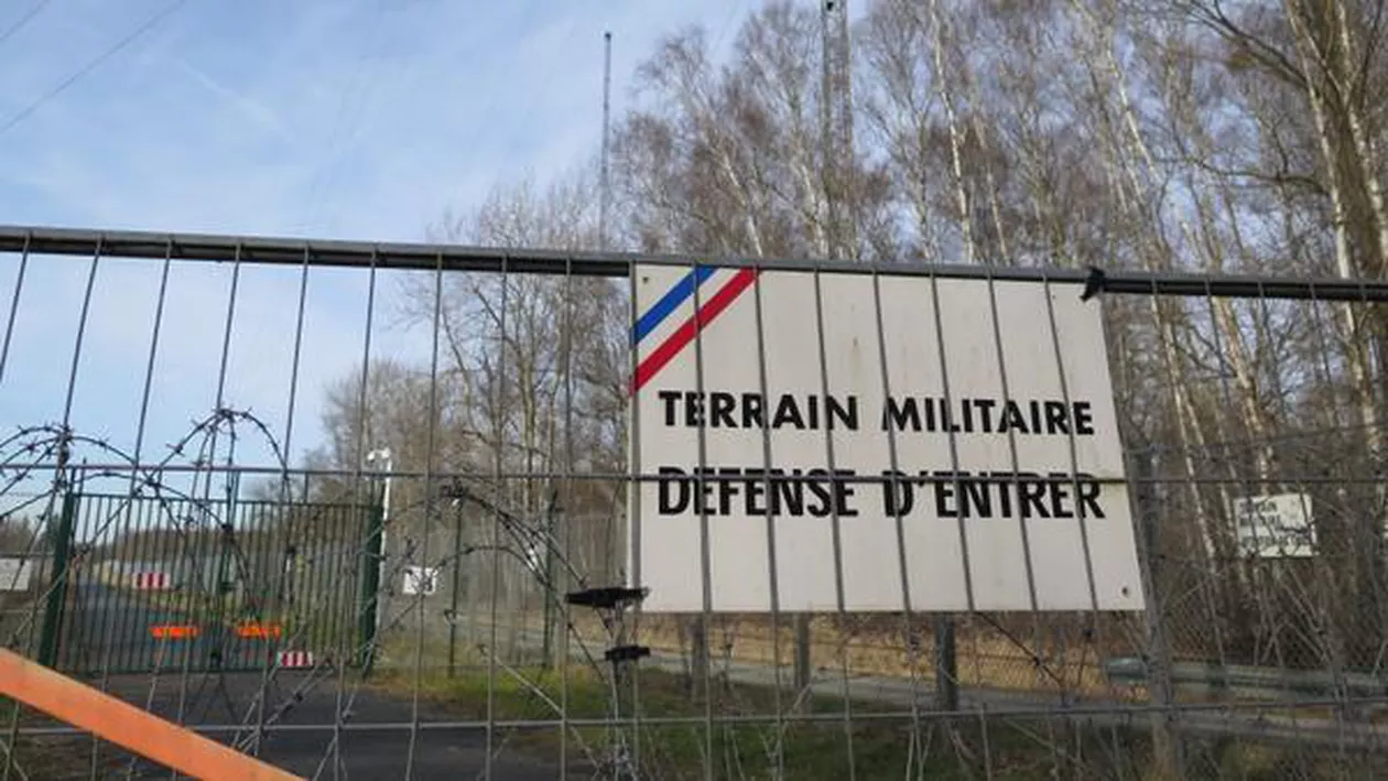 O dronă a survolat o "bază militară" din apropierea Parisului